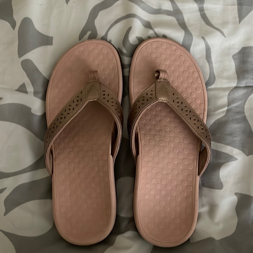 Vionic flip flops